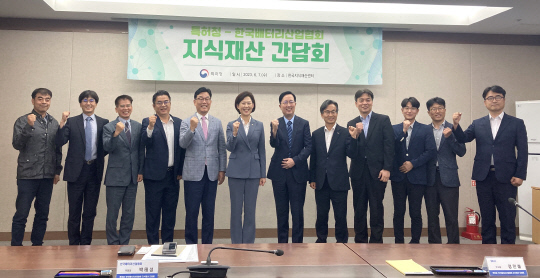 이인실 특허청장(왼쪽 여섯번째)이 7일 서울 한국지식재산센터에서 열린 '이차전지 업계 간담회'를 마치고 기념촬영을 하고 있다.  특허청 제공